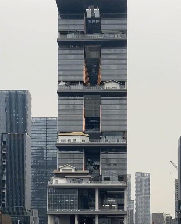 网友路透！微信总部上面的小房子全部拆完了，现在统一改成了宽大露天的大露台，看起来