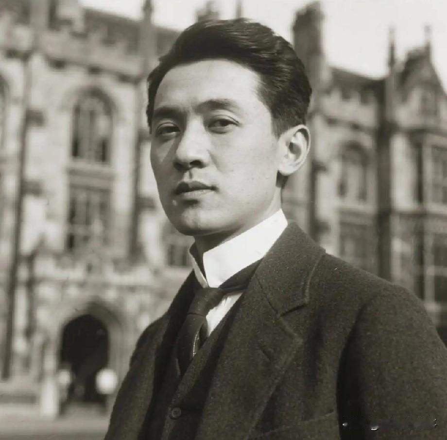 1930年，徐志摩探班民国女明星俞珊，聊得正欢时，俞珊突然想要小解，徐志摩便双手