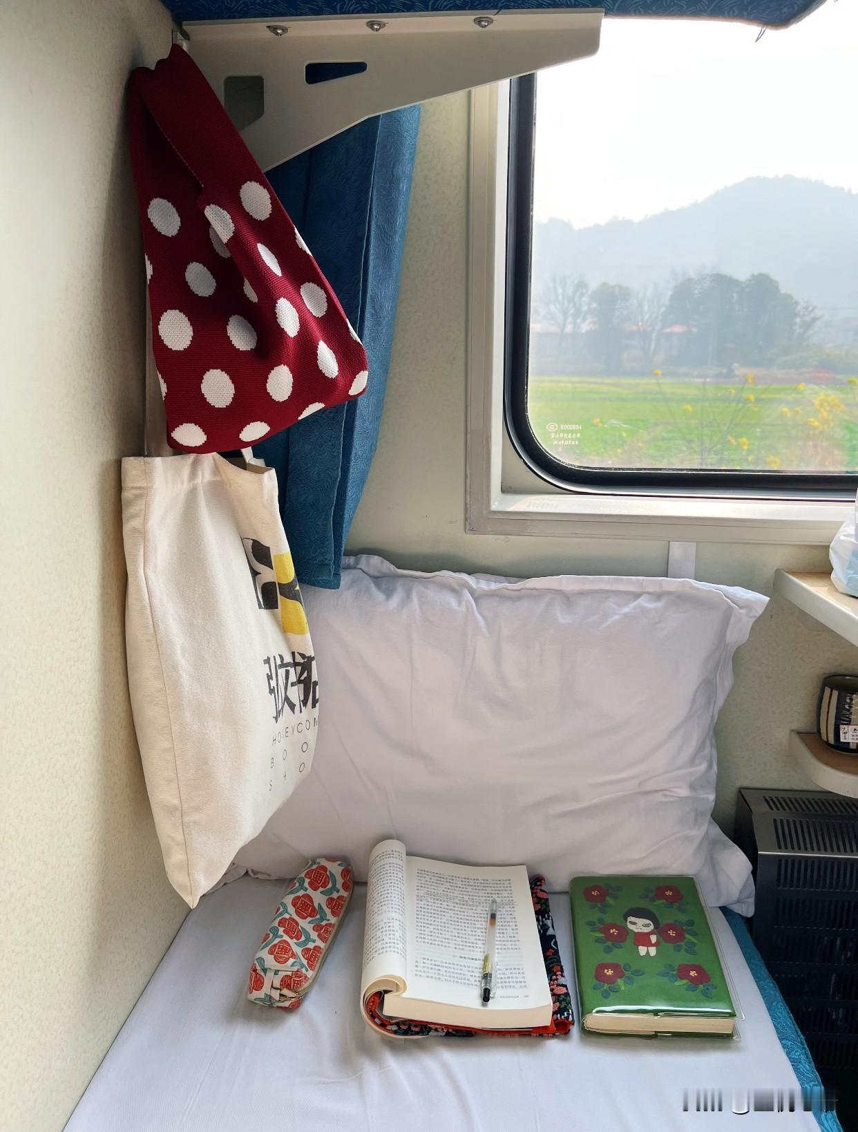 一个人的旅行，真的又孤独又上头！火车哐当哐当往前开，站台的风景悄悄往后退。