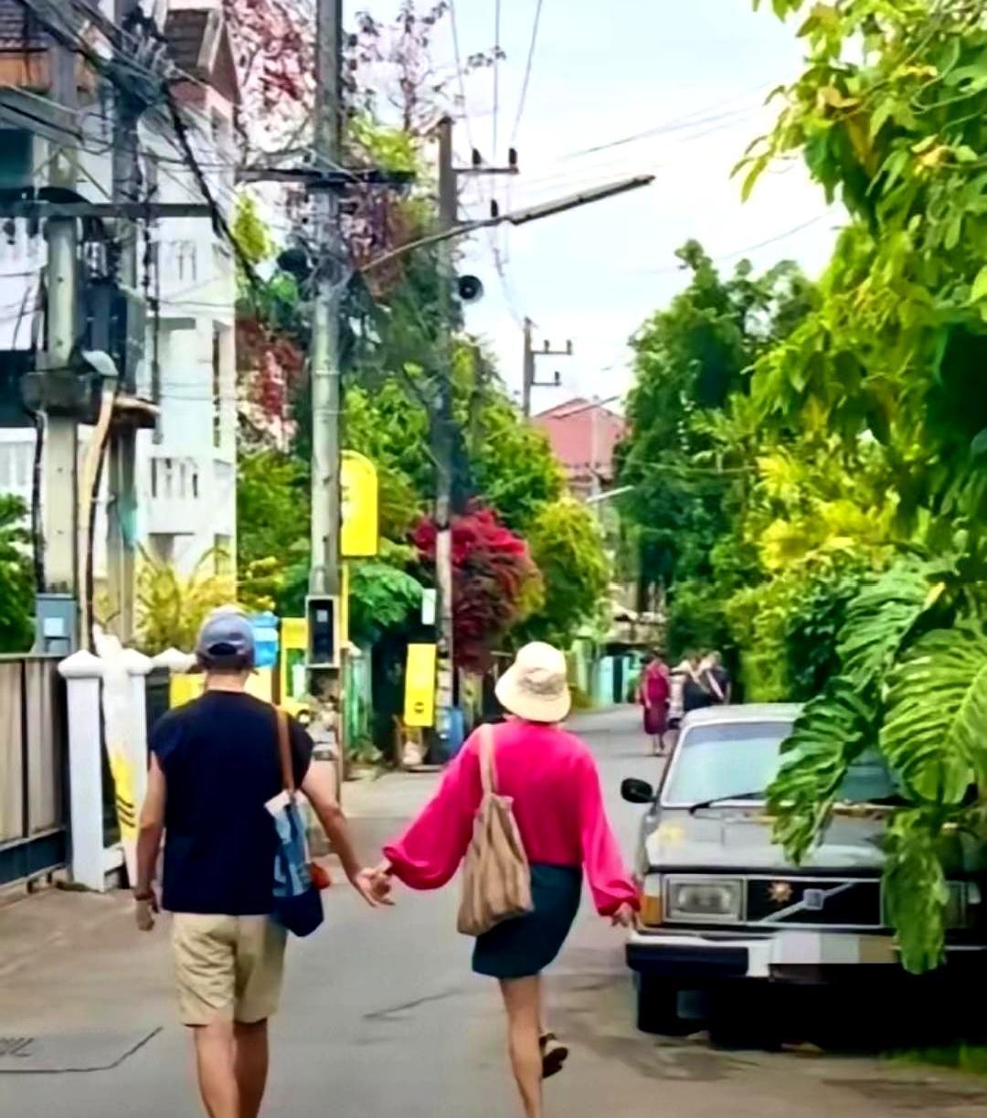 成年人异性友谊的尽头，往往是财产继承权。56岁的李静穿着红衣牛仔裙，在清迈