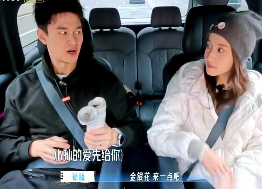 看孙杨和老婆豆豆过日子，真像是在看一部“角色互换”的偶像剧。孙杨把自己的水杯递