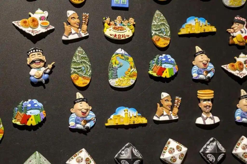 冰箱贴长期不挪动，会悄悄损伤冰箱。这些小巧的装饰虽能点缀生活，但若长期固定在同