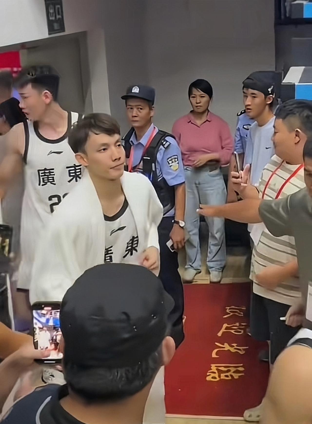 徐杰回归即封神，25分18记助攻，广东全运男篮以88比82战胜考辛斯带队的美国肯
