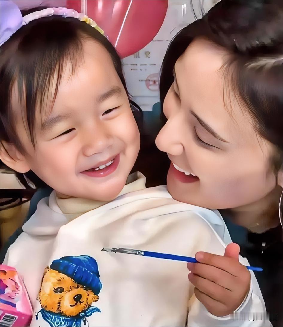 李亚鹏离婚后此刻最难过的人得是他的小女儿李夏了，因为她从小就没父亲陪伴了。