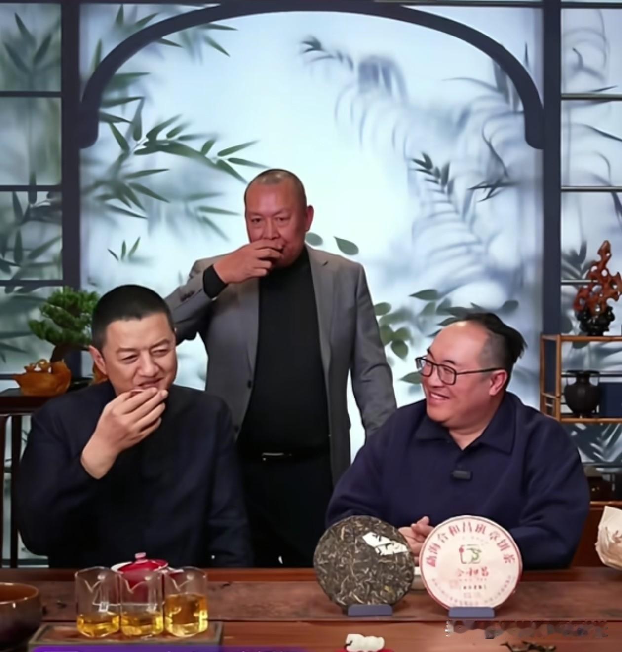 这应该是昨晚最搞笑的一段了。李亚鹏在直播间说：“反正现在全网都认为鹏哥是不会做