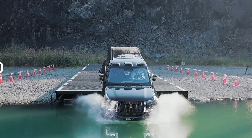 仰望U8L，落水测试，牛掰克拉斯！在速度50km/h时，从落差60mm处坠入水中