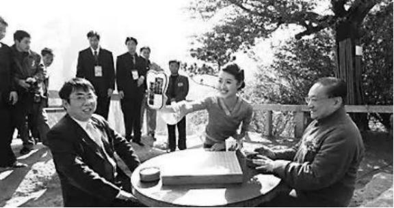 1983年，金庸设家宴款待聂卫平。保姆上了15只大闸蟹，聂卫平狼吞虎咽吃了13只