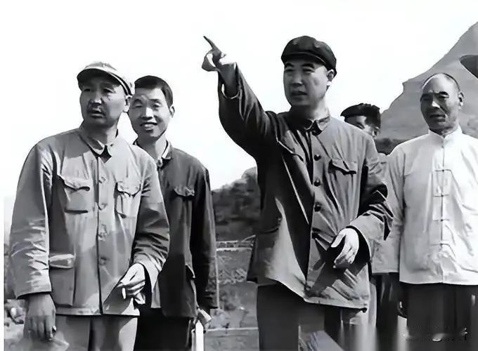1970年初春，红旗渠总设计师、时任林县县委书记杨贵接到一纸调令，即将赴洛阳任职