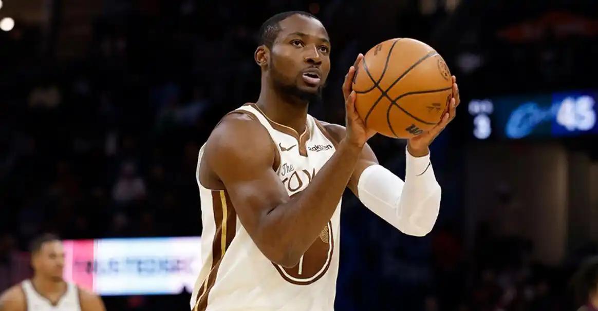 科尔为何不用库明加呢？森林狼中锋戈贝尔在内线都打成奥尼尔了，13投11中，拿到2