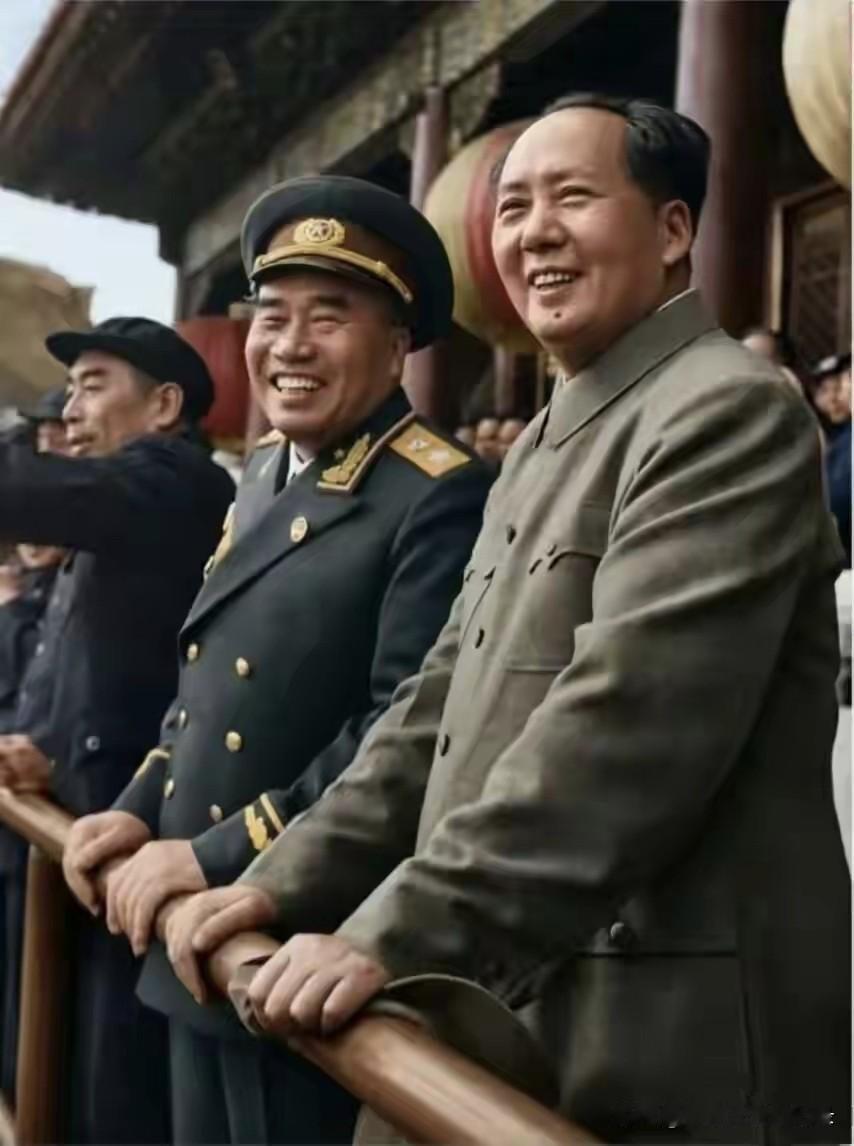 我们这些听着红歌长大的人，永远怀念毛主席！他老人家大公无私，一切以人民的利益为重