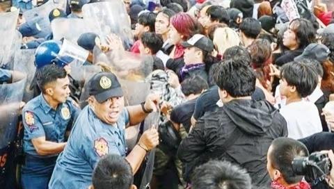 【马尼拉炸了！总统府前火光冲天，5万人怒吼逼宫，马科斯突然“消失”？！】这回