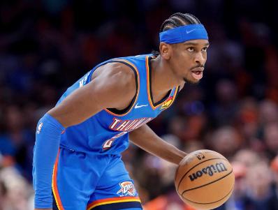 跟亚历山大相比，詹姆斯现在不是一线球星。亚历山大在雷霆和尼克斯的比赛中，获得了1