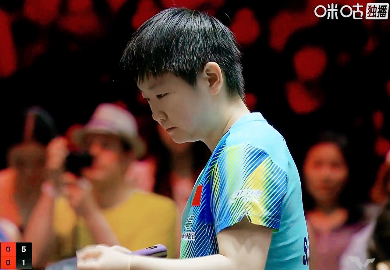 侯英超说：石洵瑶发短球，和孙颖莎2:8开。结果石洵瑶发长球，莎莎11:2赢了