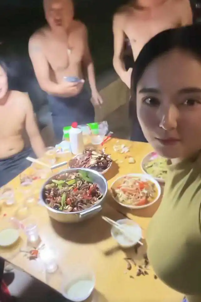 就炒这些菜，这么多人吃不饱吧