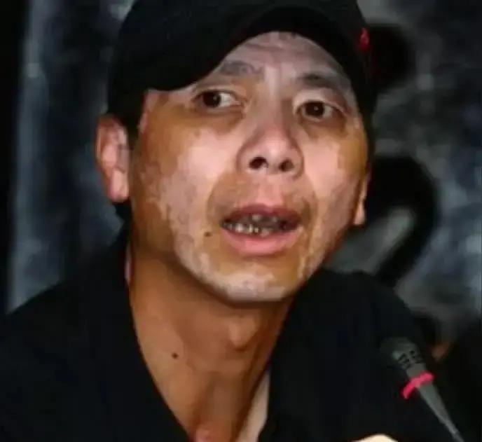 姜文在后台喊出“冯裤子”这个称呼后，冯小刚神情明显一变，脸色当即沉了下来，一时间