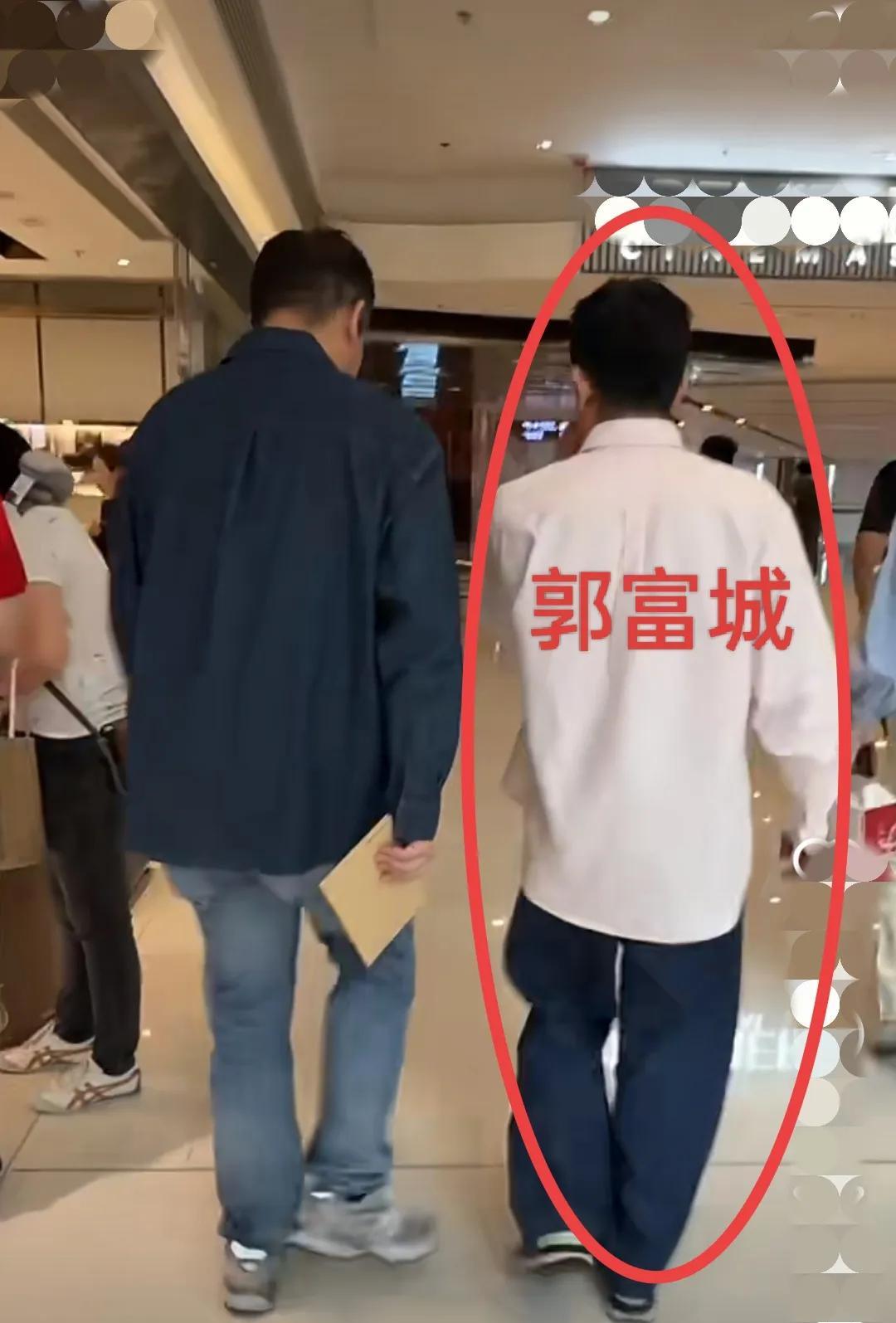 幸好郭富城成名早，不然，就这身高和形象，在现在的娱乐圈连十八线都混不上！偶遇郭