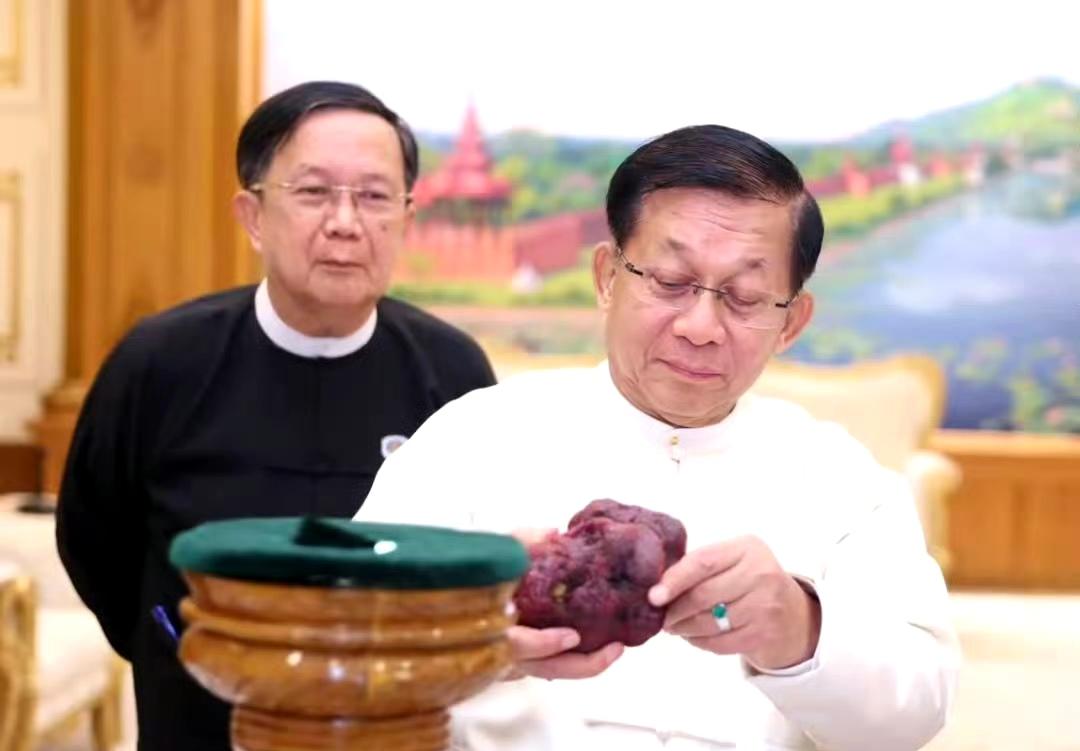 缅甸近日出土了重达11000克拉的红宝石，敏昂莱携内阁部长们观摩了。​​​
