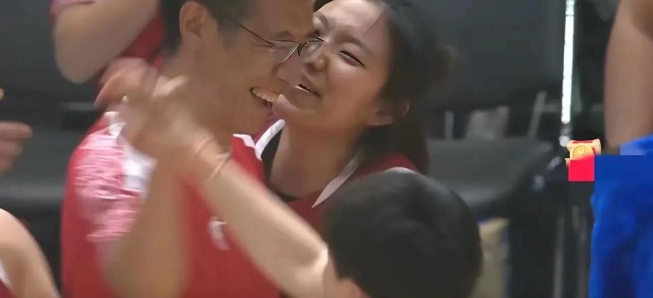 一觉醒来变天了，一个好爽快的艳阳天！中国大运队战胜美国队争鼎夺冠，卫冕成功。中