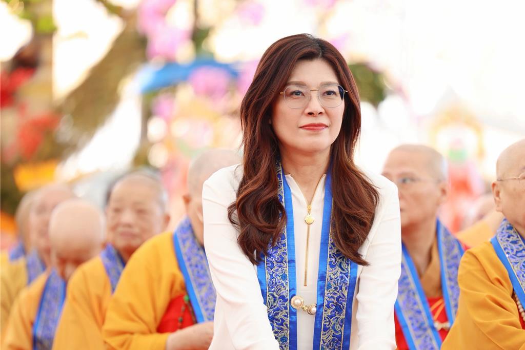 郑丽文再评赖清德窜访遇阻。台媒报道，赖清德因非洲三国取消飞航许可而无法窜访斯威