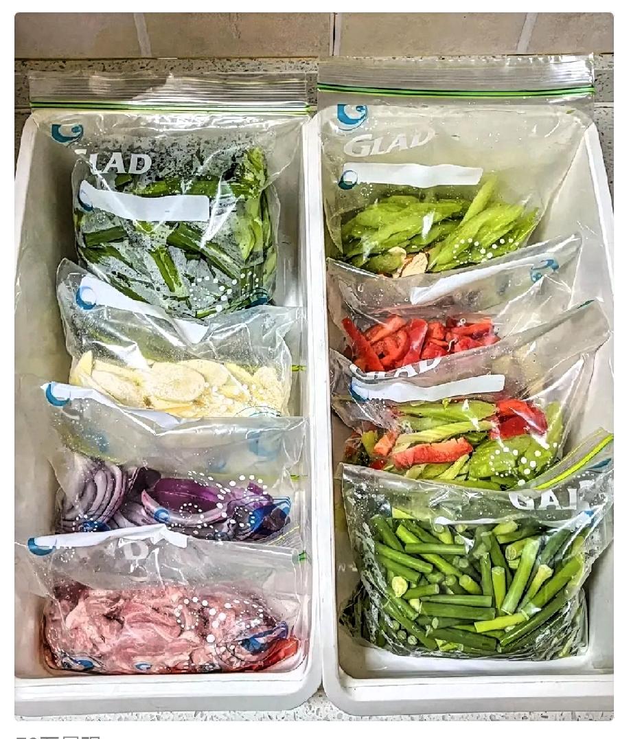 今天去儿子家吃午饭，刚一打开冰箱，我直接惊讶到了！满满的分装好的冷冻食材，冷
