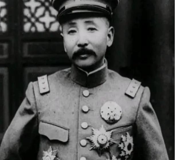 1928年，张学良回奉天给父亲张作霖奔丧，见五姨太张寿懿浓妆艳抹，心头火起：“你