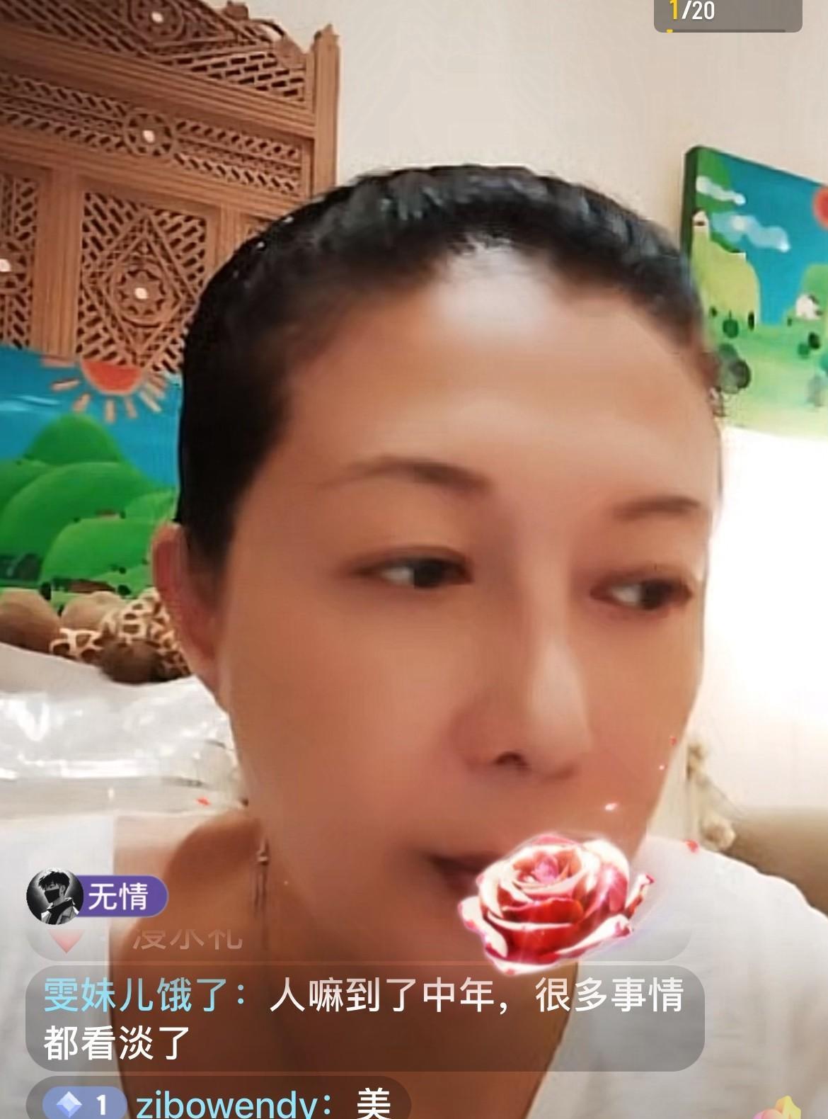 8月28日，香港明星吴绮莉出现在直播间，有网友问：姐姐累不累？吴绮莉说：我不累，