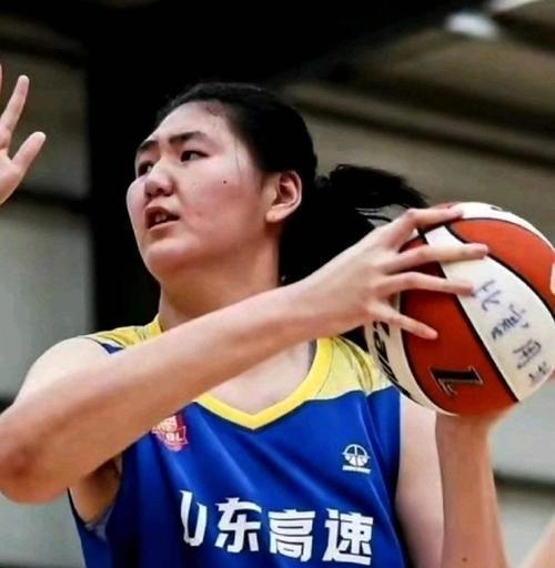 球迷开始喊让张子宇换俱乐部。且不说张子宇与山东女篮签的是5年大合同，就算山东女篮