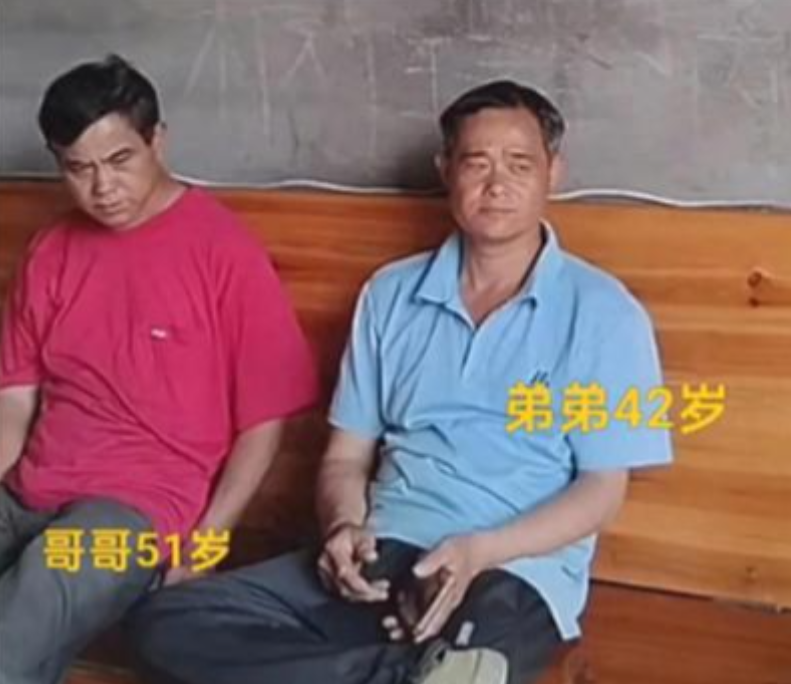 广西贵港俩兄弟守着平房打光棍，姐姐探亲当场痛哭：老了该咋整？