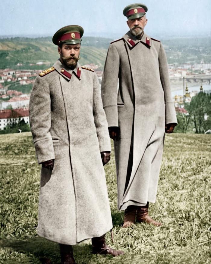 尼古拉二世与其堂兄尼古拉·尼古拉耶维奇大公一战期间历史合影！两人身形对比极为