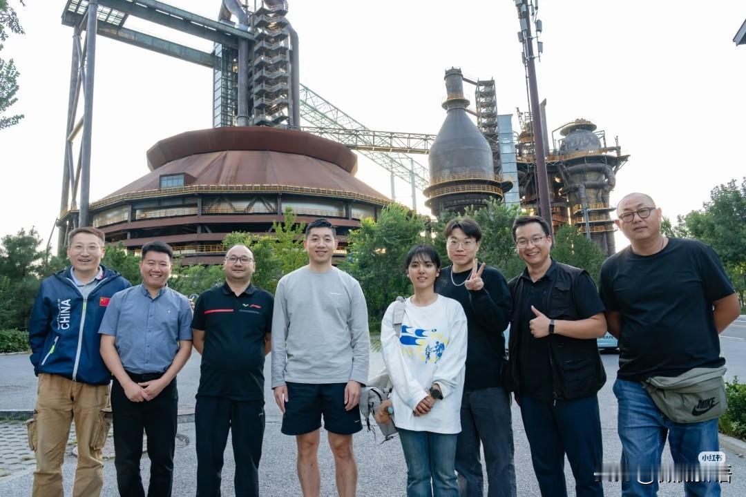 许昕：去帮丁宁一个忙，拍东西。原来许昕去北京，是在录节目呢，昨天拍完后就回上海