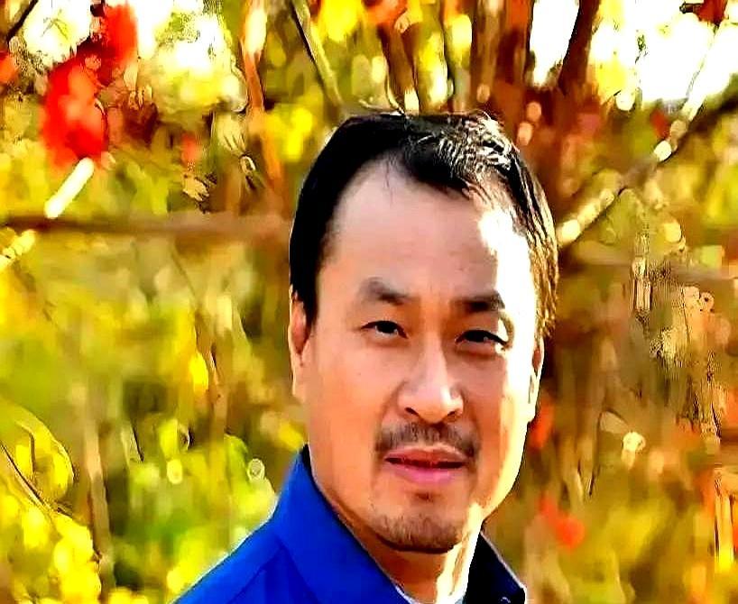 村口扫三遍，猪圈空一人。《乡爱18》正式开拍，王老七却人间蒸发了！铁锹堵门17年