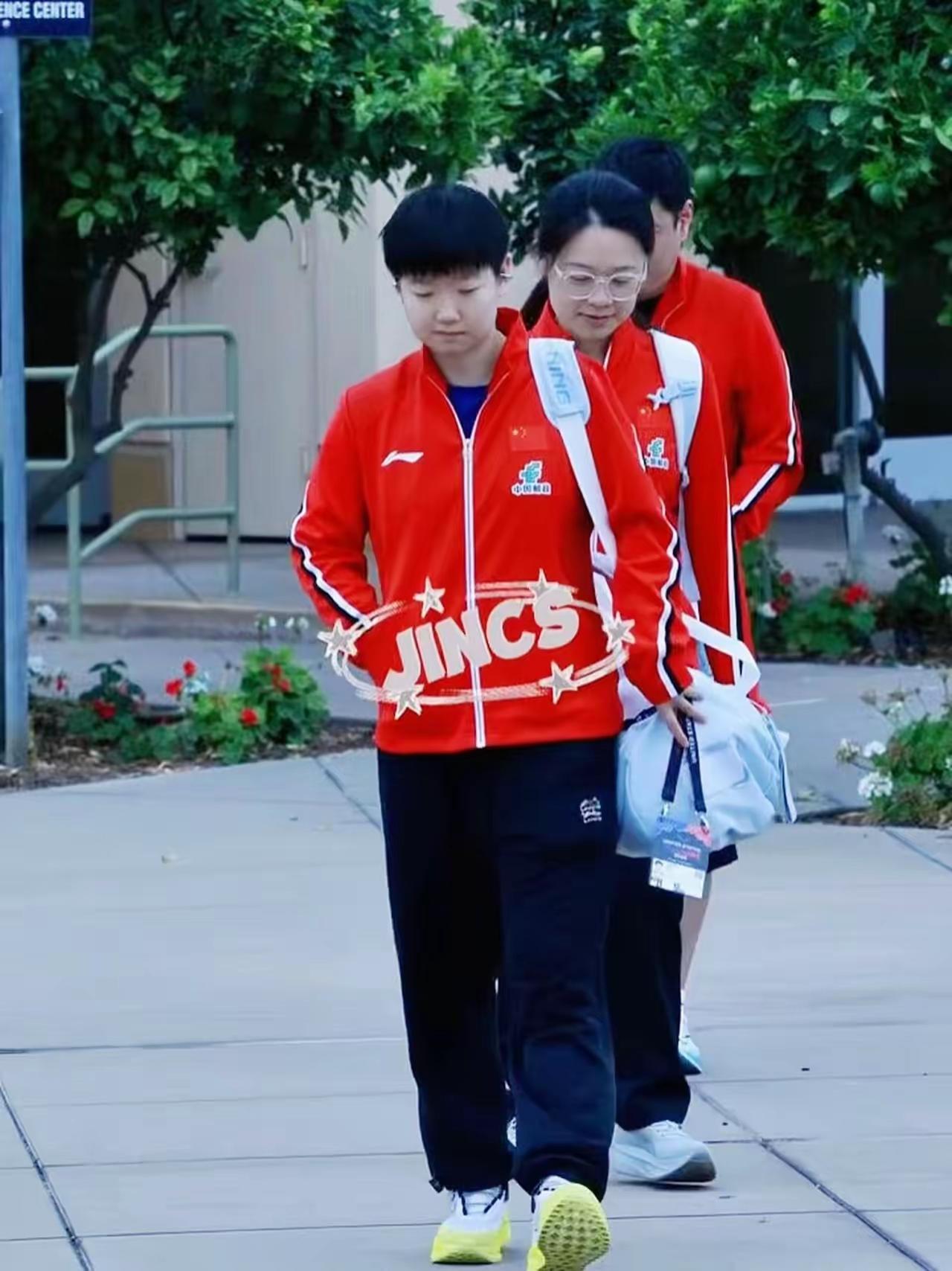 在美国刮起中国风，莎莎带来了中国红！且看莎莎闲情尽步，越走越红火～🔥