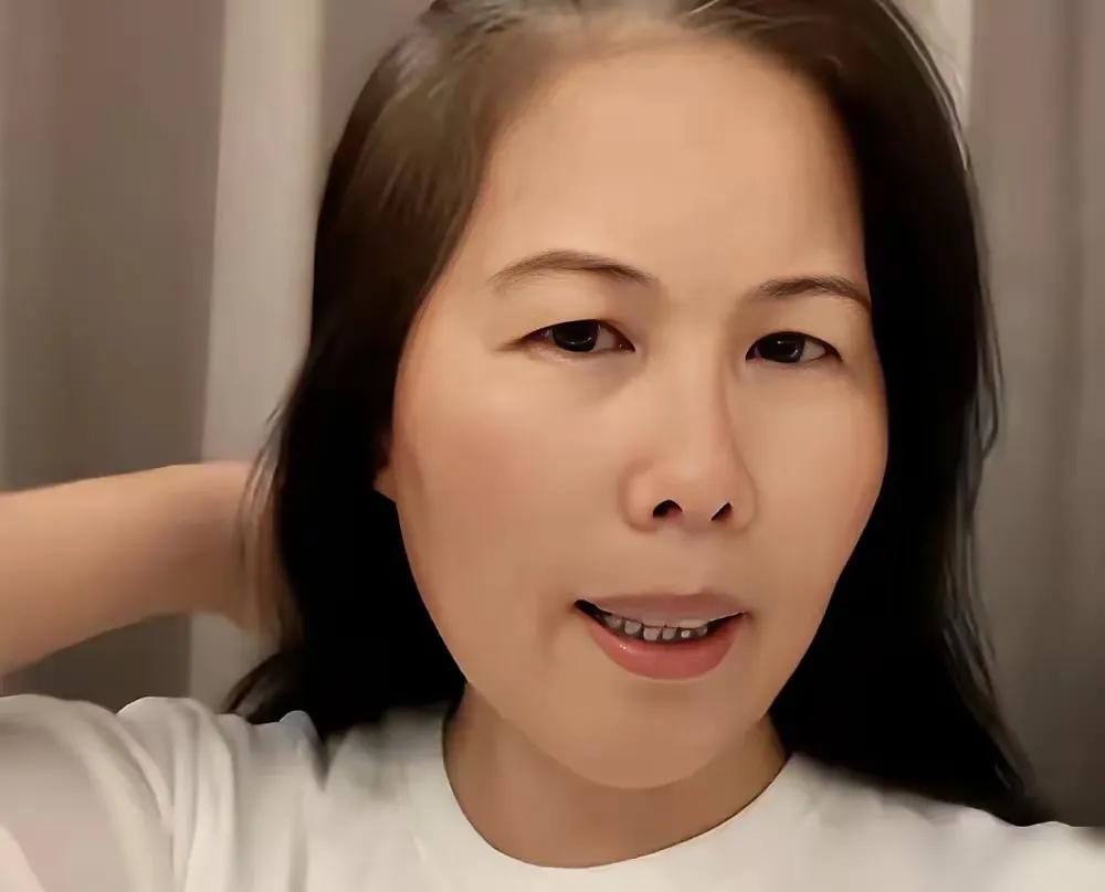 汪小菲家保姆没有想象中那么年轻，素颜很一般，眼皮耷拉，吹火筒的嘴，白头发也挺多的