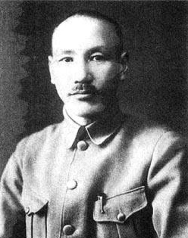 1949年12月，蒋介石在台湾寓所捏着报纸，脸色铁青，怒吼摔报。标题上写着：“