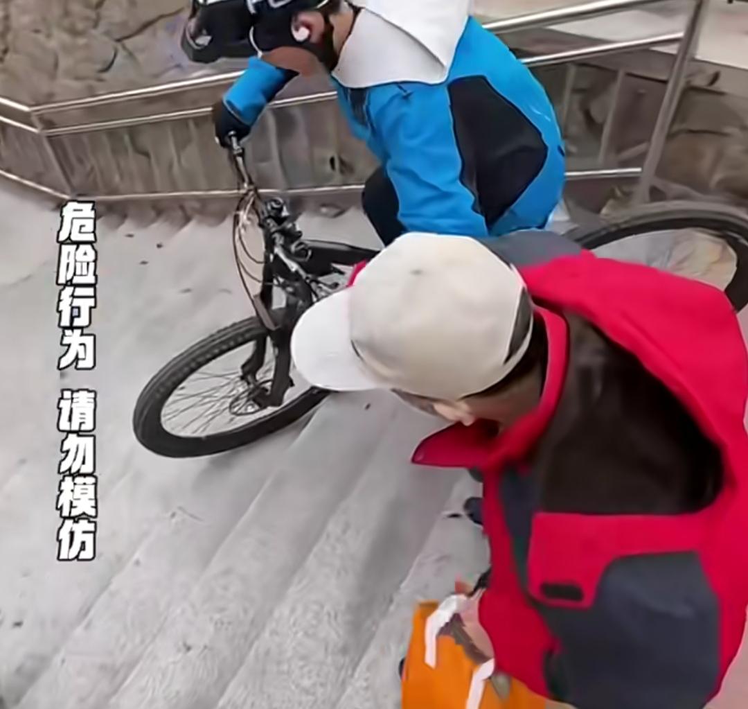 青岛一位大叔，奋力阻止骑车的孩子“刷”台阶，却被孩子们推搡，并指着鼻子表达不满。