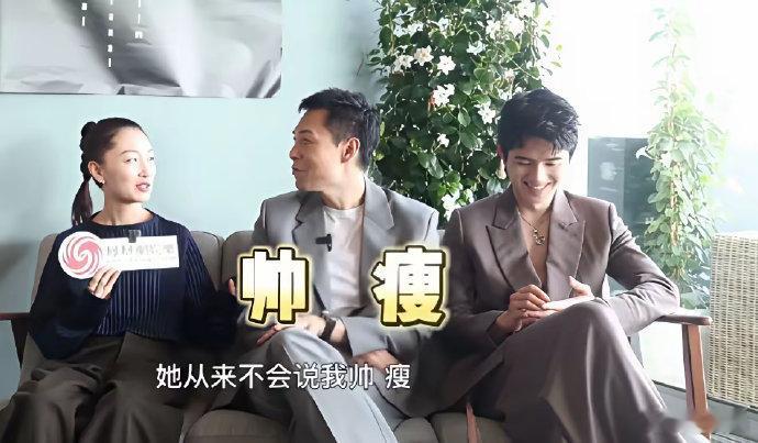 周冬雨采访话多展风趣，刘昊然难掩笑，或痴听，满眼温柔，热恋氛围尽显。​​​