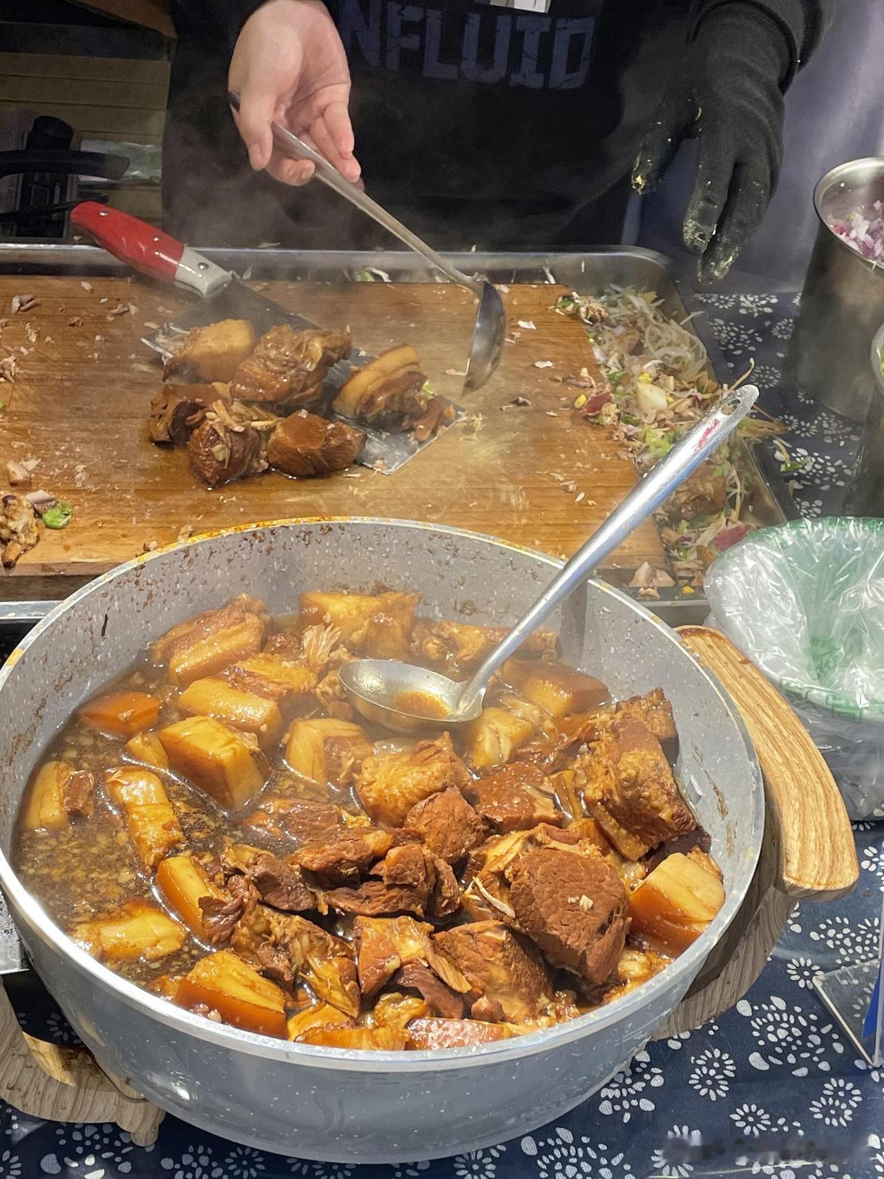 猪肉大跌价！为啥街边肉夹馍只涨价、从不降价？最近猪肉价格跌得离谱，便宜到不敢