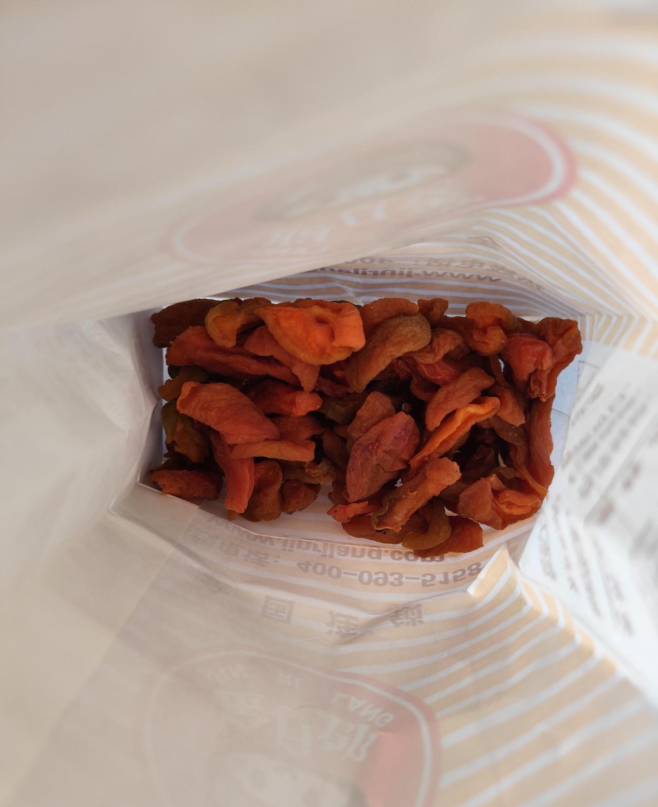 得了糖尿病，嘴巴整天苦的像含了一口药。实在没办法了，出去买了半斤杏干，酸酸甜甜的