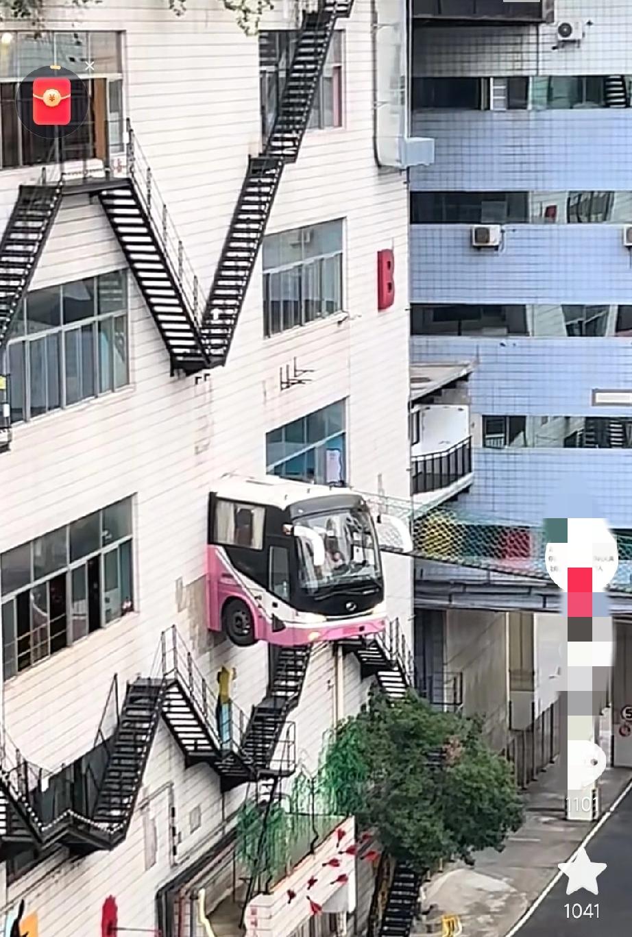 老辈子有点腻害哦!!!说他质量好嘛被撞穿了说他质量不好嘛旁边的墙一点事没