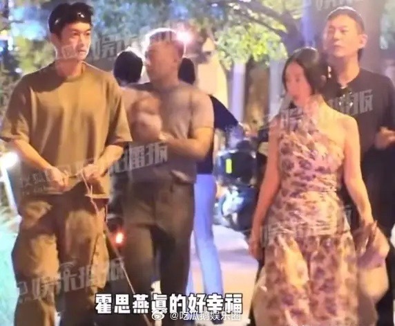 44岁霍思燕带宠物狗去聚餐，脸圆但身上不胖，杜江在旁边又高又帅！​​​