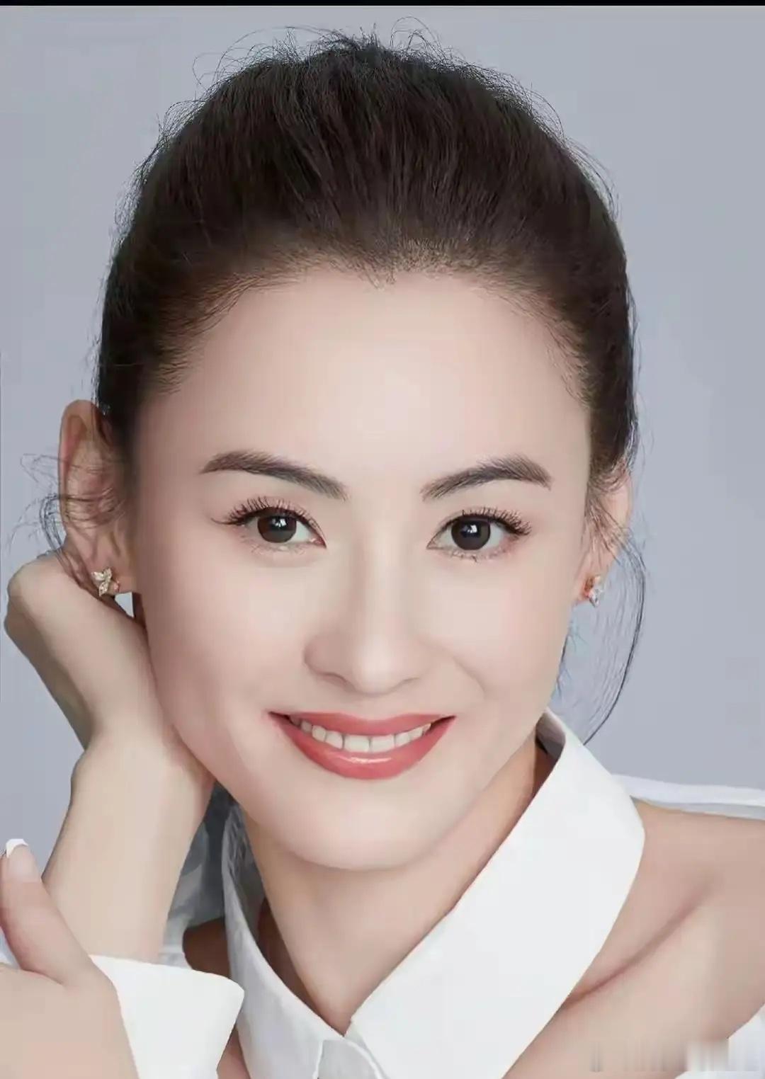 主持人问张柏芝:“你的朋友多吗？”张柏芝说:“朋友不少，但很少有女生的朋友。”主