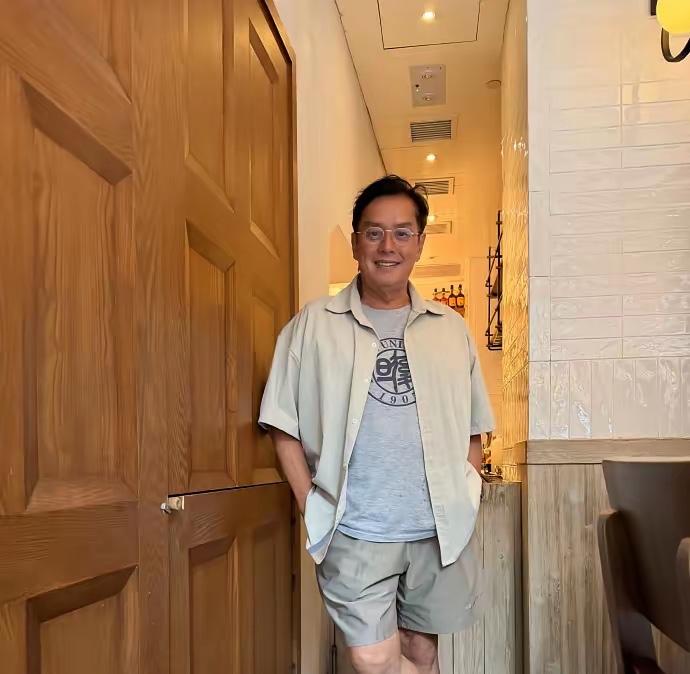 谭咏麟今年76岁了，依然这么有气质，一点都看不出来76岁了
