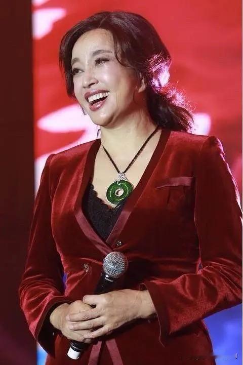 王朔说自己和刘晓庆是同一类人，两人都属于那种不管外界怎么评价，只管活自己的人，两