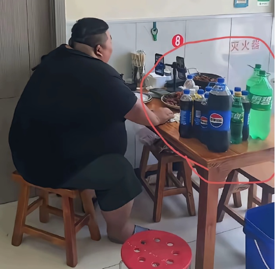 大胃袋良子味儿真足，卡视角这一块儿他只让你看到一部分vs实际的​​​