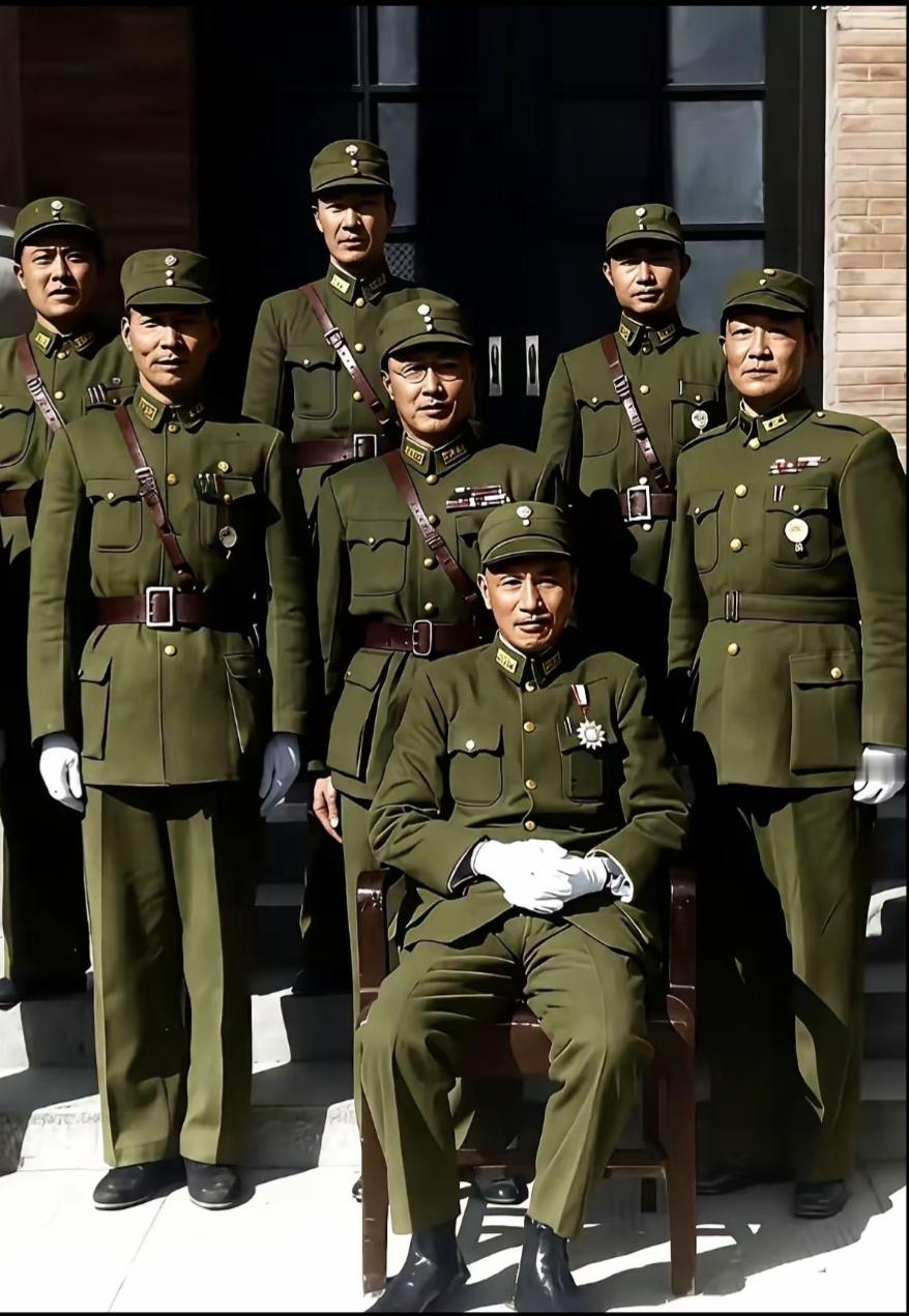 见过蒋介石拍的很多老照片，基本上他都是坐着，后面齐刷刷站着将军们。