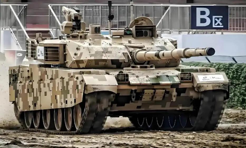 泰柬冲突VT4坦克实力遭到嘲讽！VT4坦克被外媒一顿嘲讽，说是中国武器垃圾，