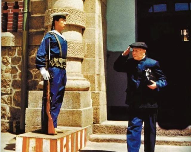 上世纪八十年代，晚年的邓兆祥将军离开办公楼时，向哨兵还礼的感人一幕。邓老身板笔挺