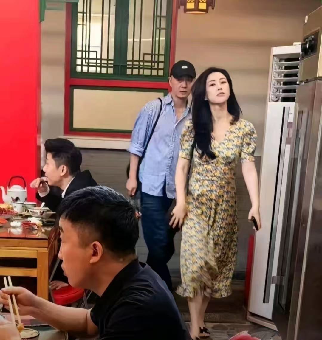 餐馆偶遇朱珠，她看着好普通啊。
