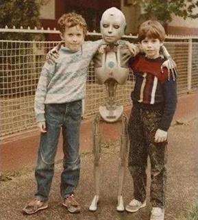 马斯克小时候喜欢机器人，成年后的他不仅喜欢机器人，还喜欢美女。图二那女人真美，她