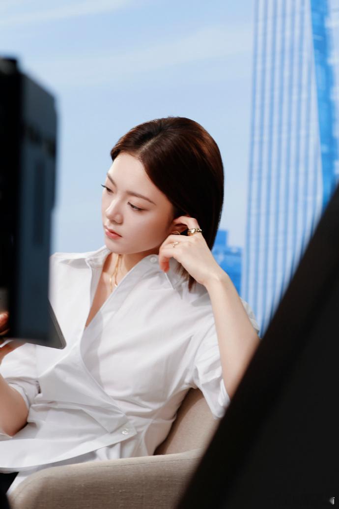 赵今麦好干练的造型好干练的赵今麦这短发一剪，白衬衣一穿，赵今麦直接变身我脑子里